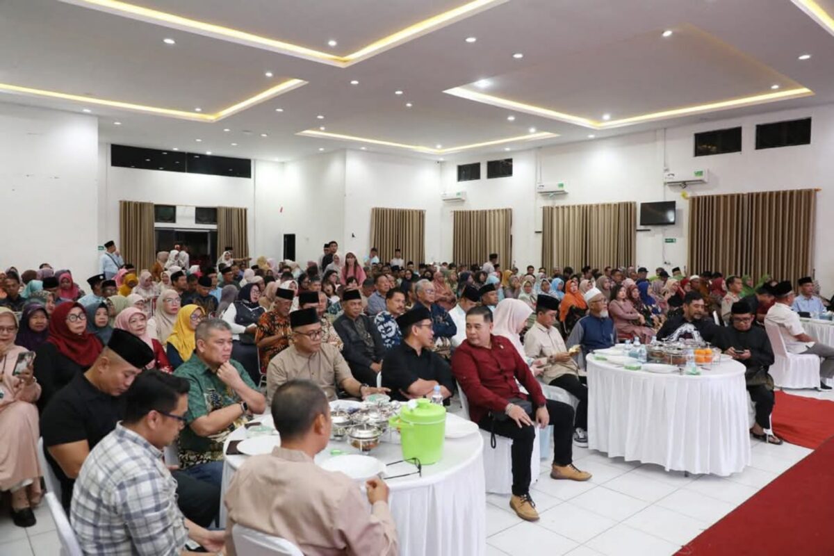 Wali Kota Batam Amsakar Achmad di tengah saat halal bihalal, Selasa (13/5). Foto:dok/diskominfo 
