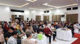 Wali Kota Batam Amsakar Achmad di tengah saat halal bihalal, Selasa (13/5). Foto:dok/diskominfo 