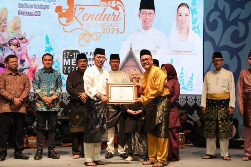 Wali Kota Batam Amsakar Achmad saat kenduri. Foto:dok/Diskominfo Batam