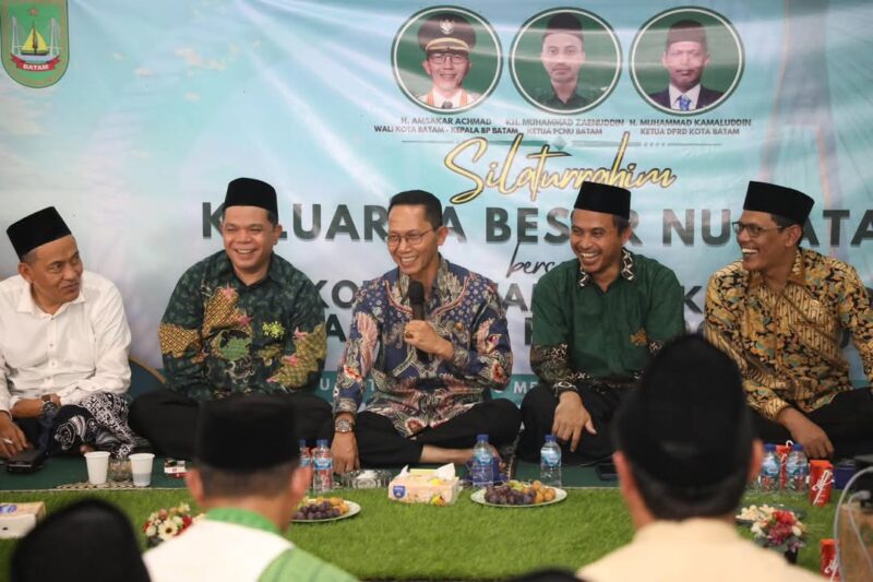 Wali Kota Batam Amsakar Achmad dan Kepala Kantor Kemenag Batam Budi Dermawan di acara PCNU, Jumat (23/5). Foto:Diskominfo Batam
