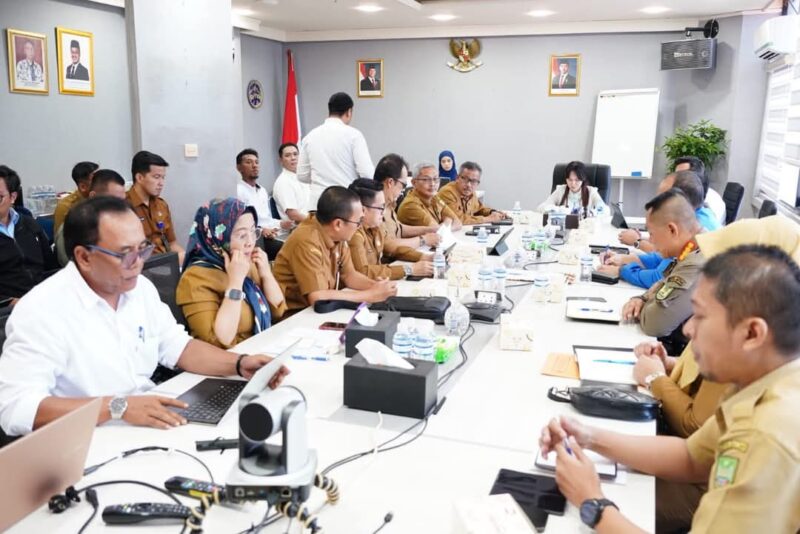 Wakil Wali Kota Batam sekaligus Wakil Kepala BP Batam, Li Claudia Chandra, memimpin langsung Rapat Koordinasi Mekanisme Penertiban Reklame di Kantor BP Batam, Senin (26/5/2025). Foto:Dok/istimewa