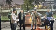 Anggota Polsek Batam kota saat melakukan evakuasi jenazah pria yang kondisi leher tergorok di kawasan industri 2000 Batam Centre, Kamis (1/5/2025). Matapedia6.com/Dok Polsek