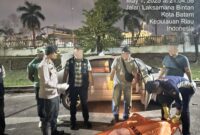 Anggota Polsek Batam kota saat melakukan evakuasi jenazah pria yang kondisi leher tergorok di kawasan industri 2000 Batam Centre, Kamis (1/5/2025). Matapedia6.com/Dok Polsek