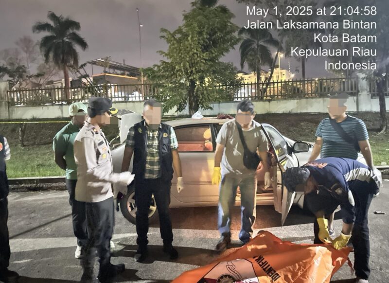 Anggota Polsek Batam kota saat melakukan evakuasi jenazah pria yang kondisi leher tergorok di kawasan industri 2000 Batam Centre, Kamis (1/5/2025). Matapedia6.com/Dok Polsek