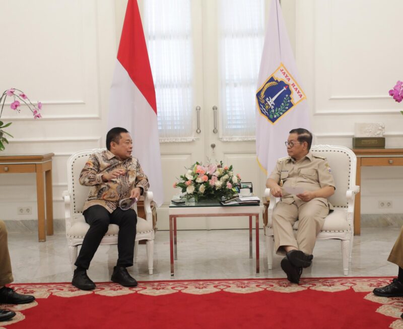 Direktur Utama Telkom Ririek Adriansyah (kiri) dan Gubernur DKI Jakarta Pramono Anung (kanan) saat audiensi untuk melaporkan secara langsung kesiapan penyelenggaraan acara Digiland pada Selasa (29/4). Foto:dok/Telkom