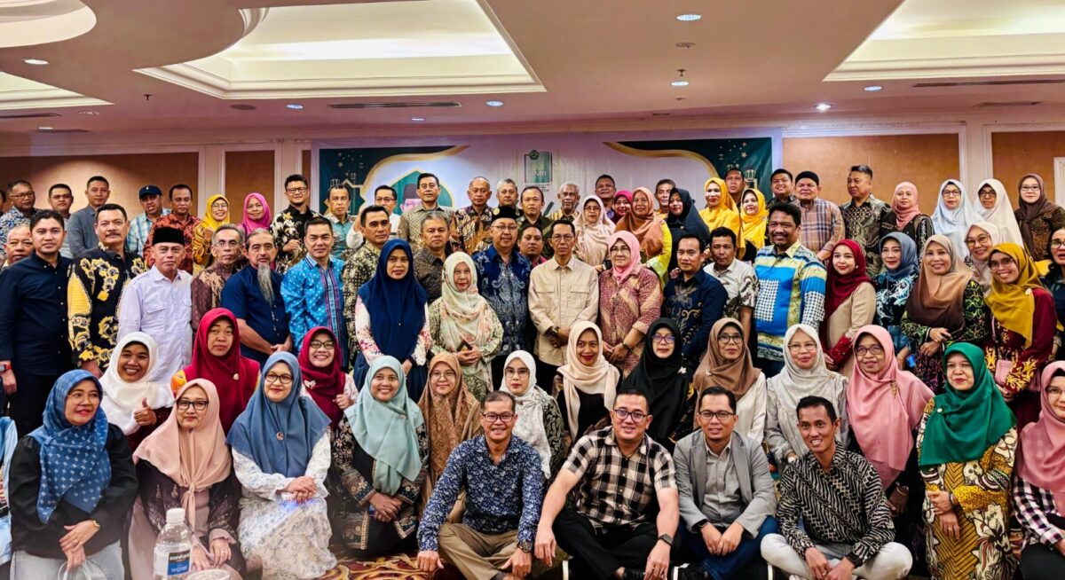 Alumni Unri Batam bersama Kepala BP Batam saat halal bihalal, Sabtu (3/5). Foto:dok/ist