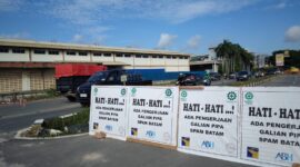 Jalan Laksamana Bintan ditutup sementara satu jalur terpaksa dibagi dua karena ada pengerjaan perbaikan pipa bocor, Selasa (6/5/2025). Matapedia6.com/Luci