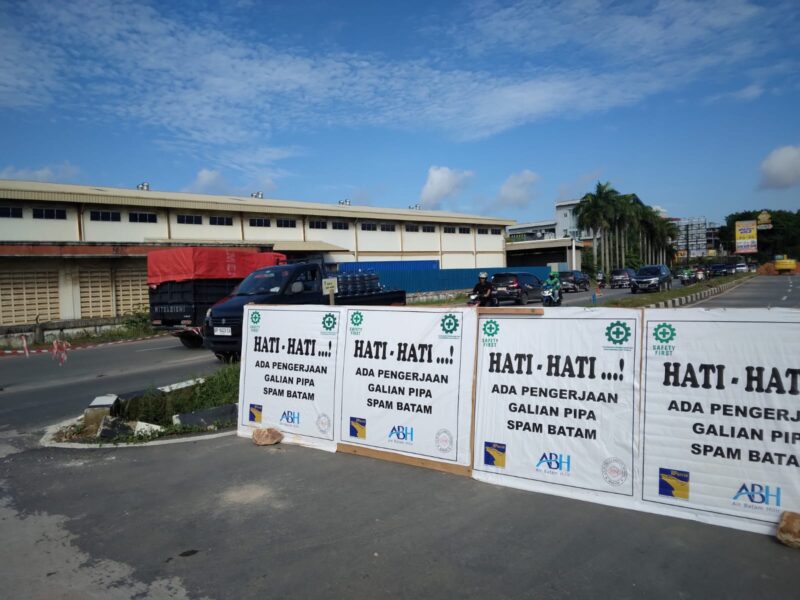 Jalan Laksamana Bintan ditutup sementara satu jalur terpaksa dibagi dua karena ada pengerjaan perbaikan pipa bocor, Selasa (6/5/2025). Matapedia6.com/Luci