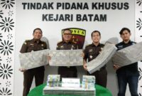 Kepala Kejari Batam bersama Kasi Pidsus dan Intel saat menerima uang pengganti korupsi PNBP, Selasa (6/5). Foto:Istimewa