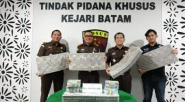 Kepala Kejari Batam bersama Kasi Pidsus dan Intel saat menerima uang pengganti korupsi PNBP, Selasa (6/5). Foto:Istimewa