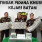 Kepala Kejari Batam bersama Kasi Pidsus dan Intel saat menerima uang pengganti korupsi PNBP, Selasa (6/5). Foto:Istimewa