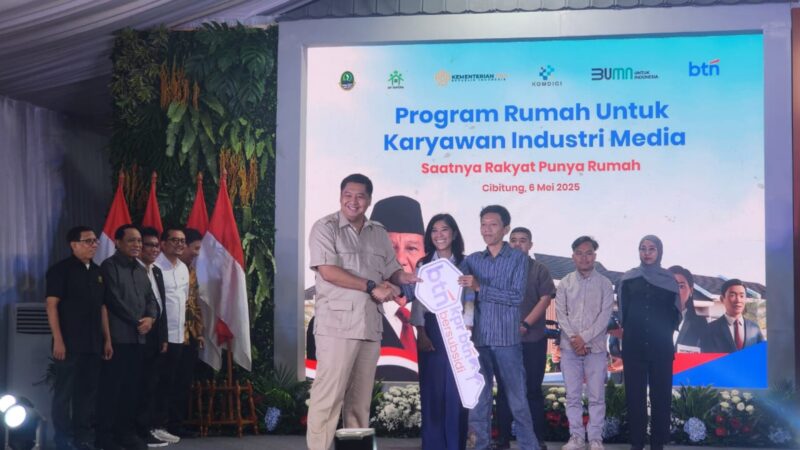 Menteri Perumahan dan Kawasan Permukiman (PKP) Maruarar Sirait  serahkan kunci rumah subsidi bagi wartawan. Foto:dok/ist