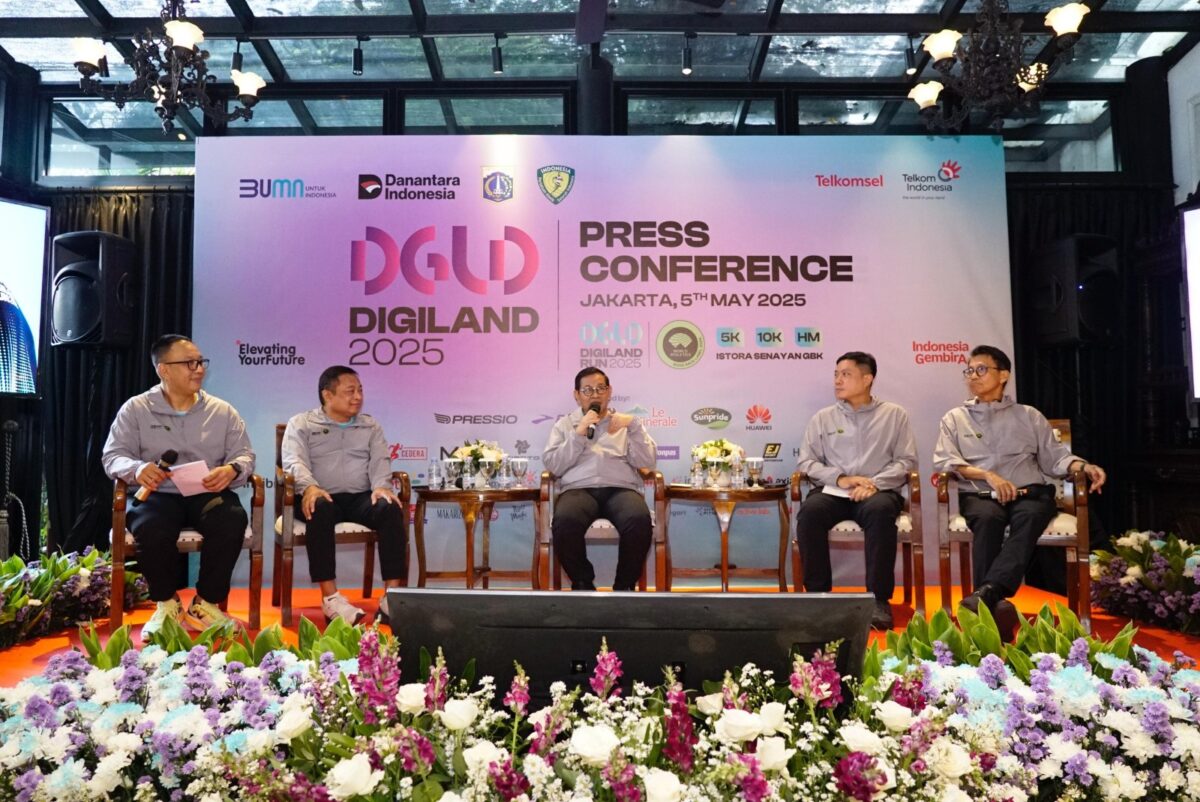 SVP Group Sustainability & Corporate Communication Telkom Ahmad Reza, Seniman Erica, Direktur Utama Telkom Ririek Adriansyah, Gubernur DKI Jakarta Pramono Anung, Direktur Marketing Telkomsel Derrick Heng, dan Sekretaris Jenderal PB PASI Tigor Tanjung saat acara Press Conference Digiland 2025, di Jakarta, Senin (5/5). Foto:Telkom