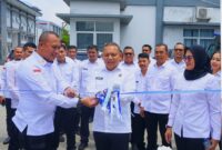 Kalapas Herry Suhasmin dan Kepala Bidang Kegiatan Kerja, Yan Patmos meresmikan cuci mobil, Rabu (7/5). Foto:dok/Lapas