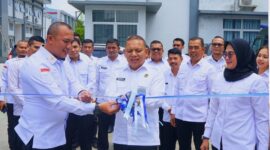 Kalapas Herry Suhasmin dan Kepala Bidang Kegiatan Kerja, Yan Patmos meresmikan cuci mobil, Rabu (7/5). Foto:dok/Lapas