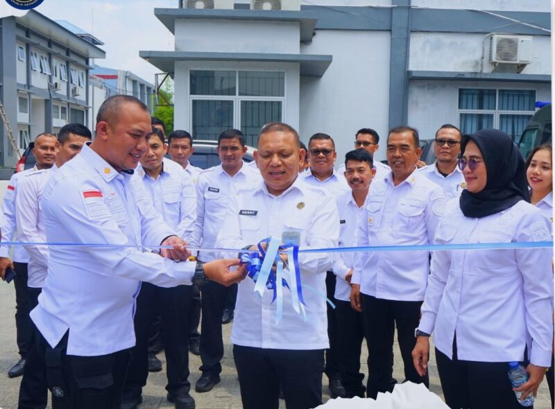 Kalapas Herry Suhasmin dan Kepala Bidang Kegiatan Kerja, Yan Patmos meresmikan cuci mobil, Rabu (7/5). Foto:dok/Lapas