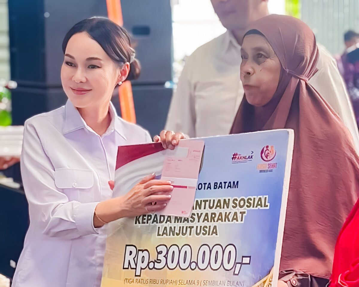 Li Claudia bersama Lansia saat berikan insentif. Foto:dok/Ist