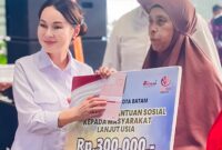 Li Claudia bersama Lansia saat berikan insentif. Foto:dok/Ist