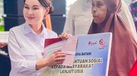 Li Claudia bersama Lansia saat berikan insentif. Foto:dok/Ist