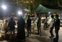 Jatanras Ditreskrimum Polda Kepri saat menggiring salah satu petugas parkir liar di warung makan pinggir jalan di daerah Jodoh Kota Batam, Kamis (8/5/2025). Matapedia6.com/Dok Humas Polda