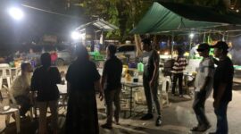 Jatanras Ditreskrimum Polda Kepri saat menggiring salah satu petugas parkir liar di warung makan pinggir jalan di daerah Jodoh Kota Batam, Kamis (8/5/2025). Matapedia6.com/Dok Humas Polda