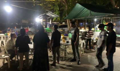 Jatanras Ditreskrimum Polda Kepri saat menggiring salah satu petugas parkir liar di warung makan pinggir jalan di daerah Jodoh Kota Batam, Kamis (8/5/2025). Matapedia6.com/Dok Humas Polda