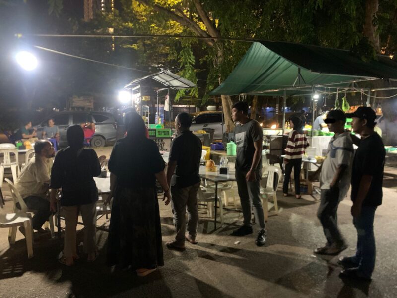 Jatanras Ditreskrimum Polda Kepri saat menggiring salah satu petugas parkir liar di warung makan pinggir jalan di daerah Jodoh Kota Batam, Kamis (8/5/2025). Matapedia6.com/Dok Humas Polda