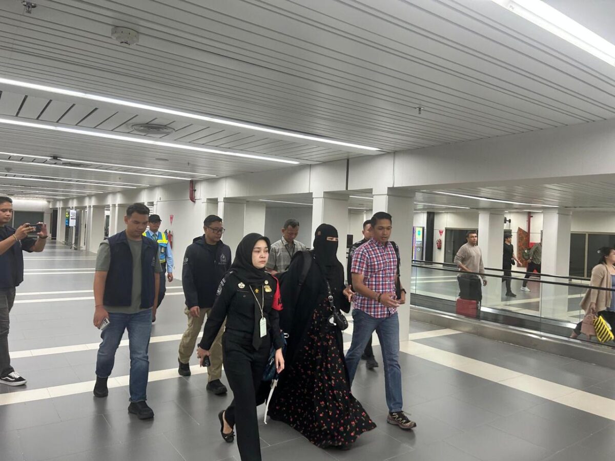 Penyidik Ditreskrimum Polda Kepri saat mnggiring salah satu tersangka yakni DS setelah dipulangkan dari Singapura, Minggu (4/5/2025). Matapedia6.com/Dok Humas Polda