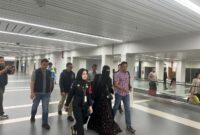 Penyidik Ditreskrimum Polda Kepri saat mnggiring salah satu tersangka yakni DS setelah dipulangkan dari Singapura, Minggu (4/5/2025). Matapedia6.com/Dok Humas Polda