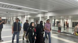 Penyidik Ditreskrimum Polda Kepri saat mnggiring salah satu tersangka yakni DS setelah dipulangkan dari Singapura, Minggu (4/5/2025). Matapedia6.com/Dok Humas Polda