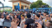 Kapolresta Barelang Kombes Pol Zaenal Arifin saat menemui massa dan meminta untuk membubarkan diri, Kamis (8/5/2025). Matapedia6.com/Dok Humas Polresta.