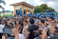 Kapolresta Barelang Kombes Pol Zaenal Arifin saat menemui massa dan meminta untuk membubarkan diri, Kamis (8/5/2025). Matapedia6.com/Dok Humas Polresta.