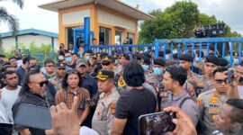 Kapolresta Barelang Kombes Pol Zaenal Arifin saat menemui massa dan meminta untuk membubarkan diri, Kamis (8/5/2025). Matapedia6.com/Dok Humas Polresta.