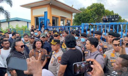 Kapolresta Barelang Kombes Pol Zaenal Arifin saat menemui massa dan meminta untuk membubarkan diri, Kamis (8/5/2025). Matapedia6.com/Dok Humas Polresta.