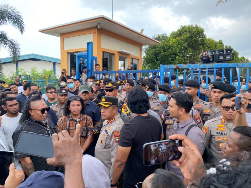 Kapolresta Barelang Kombes Pol Zaenal Arifin saat menemui massa dan meminta untuk membubarkan diri, Kamis (8/5/2025). Matapedia6.com/Dok Humas Polresta.