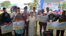 Li Chandra bersama dengan lansia. Foto:dok/ist