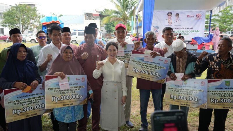 Li Chandra bersama dengan lansia. Foto:dok/ist