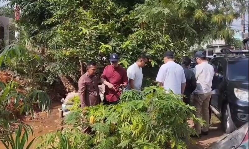 Pemko dan BP Batam tengah meninjau titik banjir di Perumahan Cipta Regency, Jumat (9/5). Foto:dok/ag