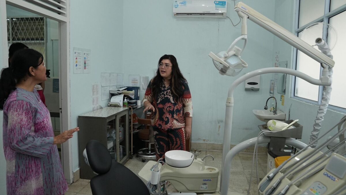 Deputi Pelayanan Umum saat di klinik Baloi. Foto:dok/Humas BP Batam