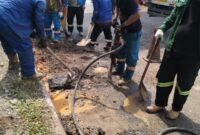 Tim dari BP Batam saat  melakukan perbaikan jalan di jalan R Suprapto tepatnya di depan SP Plaza tepatnya dibawah Jembatan Penyeberangan Orang (JPO), Minggu (11/5/2025). Matapedia6.com/Luci