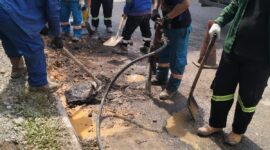 Tim dari BP Batam saat  melakukan perbaikan jalan di jalan R Suprapto tepatnya di depan SP Plaza tepatnya dibawah Jembatan Penyeberangan Orang (JPO), Minggu (11/5/2025). Matapedia6.com/Luci