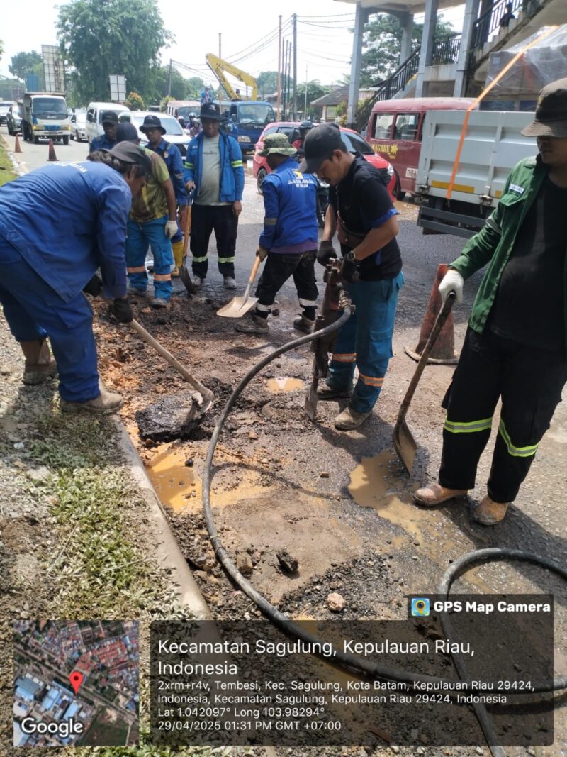 Tim dari BP Batam saat melakukan perbaikan jalan di jalan R Suprapto tepatnya di depan SP Plaza tepatnya dibawah Jembatan Penyeberangan Orang (JPO), Minggu (11/5/2025). Matapedia6.com/Luci