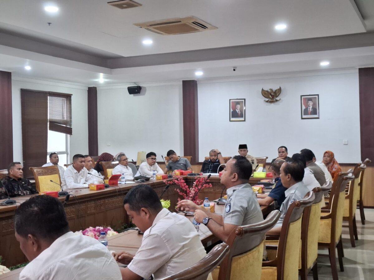 Dewan Perwakilan Rakyat Daerah (DPRD) Kota Batam, saat melakukan Rapat Dengar Pendapat (RDP) dengan PT Budi Jasa, atas kecelakaan maut di Simpang Tiban Centre, Rabu (7/5/2025). Matapedia6.com/Istimewa
