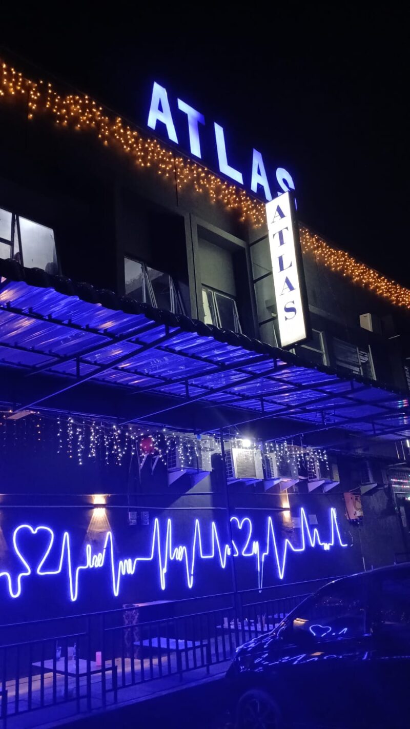 Foto kondisi klub malam Atlas di Dream Land Marina Kota Batam saat malam hari. Warga sekitar resah atas aktivitas di lokasi, Senin (12/5/2025). Matapedia6.com/ Istimewa