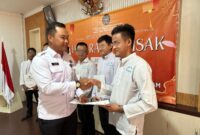 Karutan Batam Fajar bersalaman dengan warga binaan yang memperoleh remisi Waisak pada Senin (13/5/2025). Foto:dok/Humas Rutan