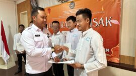 Karutan Batam Fajar bersalaman dengan warga binaan yang memperoleh remisi Waisak pada Senin (13/5/2025). Foto:dok/Humas Rutan