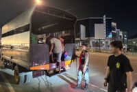 Petugas parkir liar yang ditangkap Polresta Barelang diangkut ke Mako polres untuk jalani pendataan, Selasa (13/5/2025). Matapedia6.com/Dok Polresta