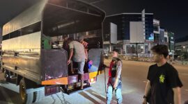 Petugas parkir liar yang ditangkap Polresta Barelang diangkut ke Mako polres untuk jalani pendataan, Selasa (13/5/2025). Matapedia6.com/Dok Polresta