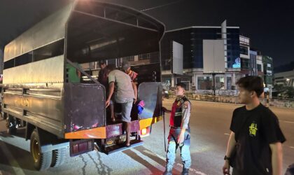 Petugas parkir liar yang ditangkap Polresta Barelang diangkut ke Mako polres untuk jalani pendataan, Selasa (13/5/2025). Matapedia6.com/Dok Polresta