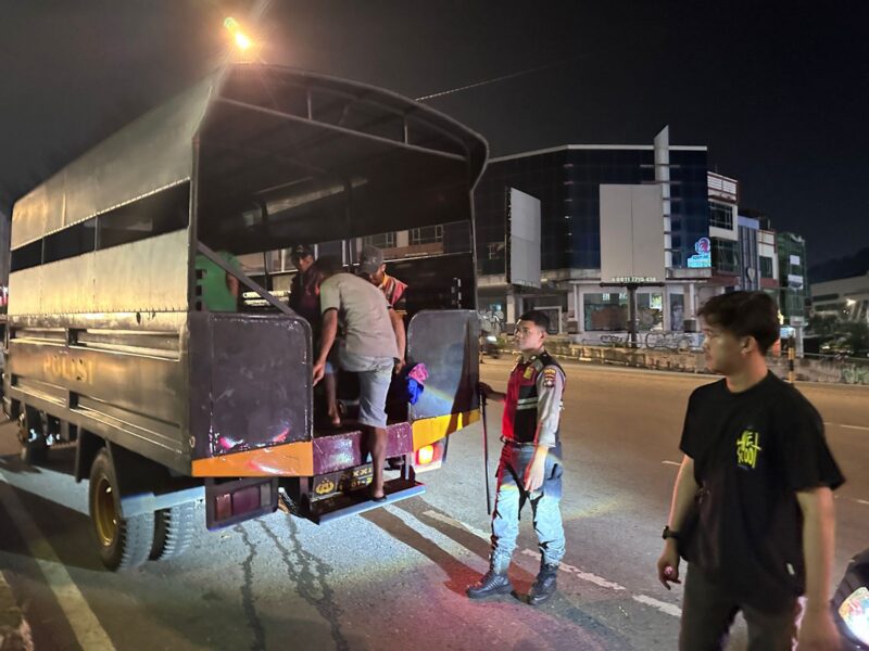 Petugas parkir liar yang ditangkap Polresta Barelang diangkut ke Mako polres untuk jalani pendataan, Selasa (13/5/2025). Matapedia6.com/Dok Polresta